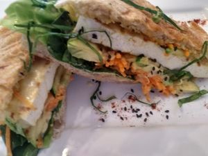 Sándwich tradicional con vegetales at Verde Vital in Bogota