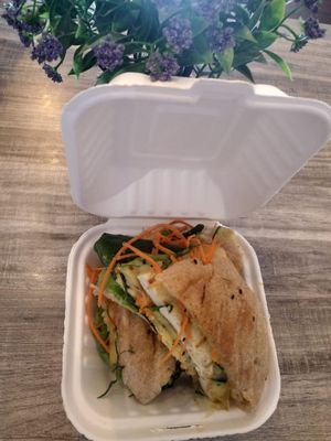 Sándwich tradicional con vegetales at Verde Vital in Bogota