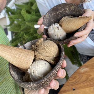 Featuring: café, banana+🥜, veganickers at Chichilí in Guadalajara