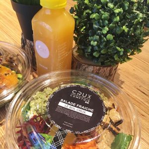 vegan food bowl and coldpressed juice at Crux Comptoir in Montreal