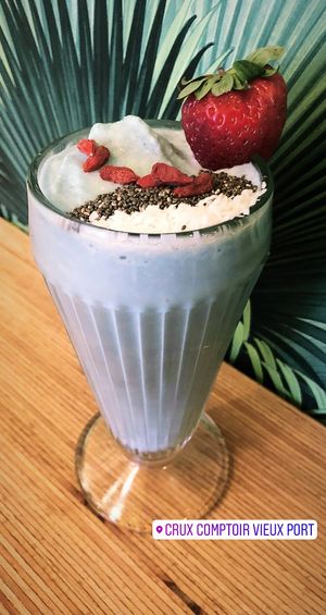 Blue smoothie with spirulina at Crux Comptoir in Montreal