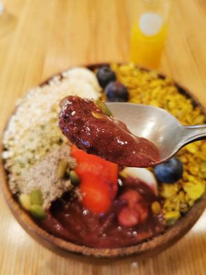Acai bowl at Crux Comptoir in Montreal