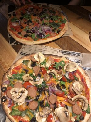 Fully loaded vegan za at Yolo Pizza in Valencia