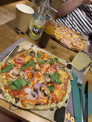 Vegan and non-vegan pizza at Yolo Pizza in Valencia