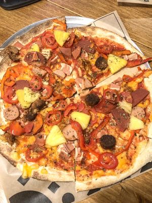 Vegan pizza at Yolo Pizza in Valencia