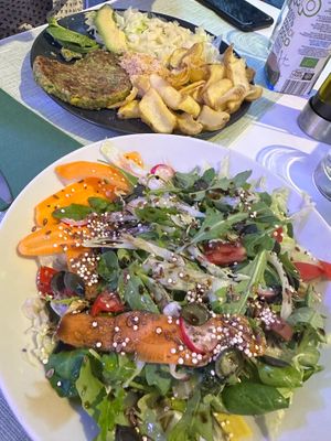 Salad and burger  at Gusto Artigianale in Maiori