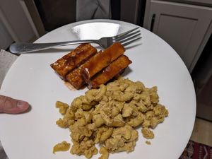 BBQ tofu side and side Mac and cheese at Vegelicious in Nashville