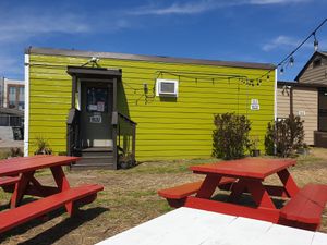 Outdoor seating at Vegelicious in Nashville