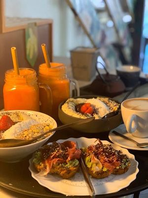 Un completo desayuno lleno de vitaminas , color y sabor  at Alabama Cafe in San Sebastian