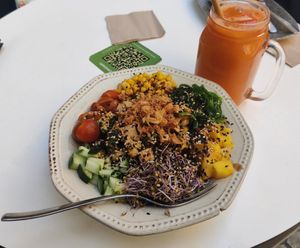 Vegan Poke Bowl + Fresh juice at Alabama Cafe in San Sebastian