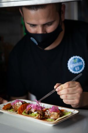 Nuestro chef preparando nuestros tacos de heura at Amarre 69 in Barcelona