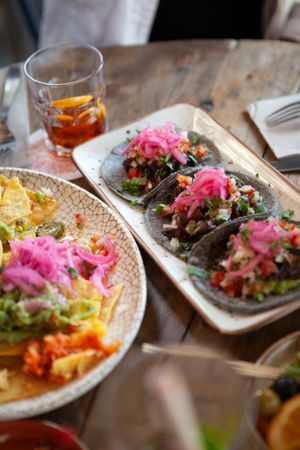 Nachos y tacos de portobello guisado, pico de gallo, cebolla curtida y guacamole. at Amarre 69 in Barcelona