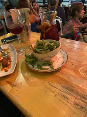 Edamame, Sangria und Mama Mia Balls at Amarre 69 in Barcelona