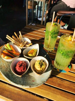 Tris di hummus e mojito at Amarre 69 in Barcelona