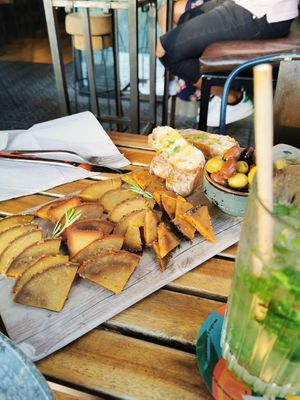 Tagliere di formaggi, olive e pane at Amarre 69 in Barcelona