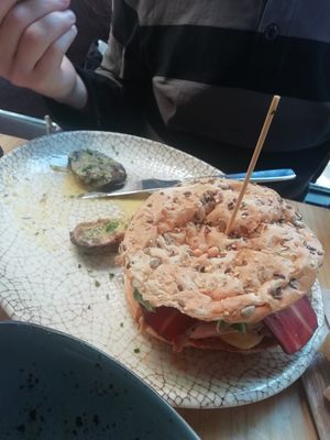 Deliciosa hamburguesa con bacon vegano y una salsa que te mueres at Amarre 69 in Barcelona