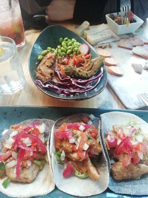 Tacos con heura teriyaki y bowl con heura, aguacate etc at Amarre 69 in Barcelona
