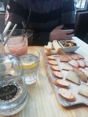 Tabla de quesos veganos, un poco cara pero teniendo en cuenta que los quesos de este estilo no son baratos, no estaba mal. Un poco mas de pan si que hubiera estado guay para untar. at Amarre 69 in Barcelona