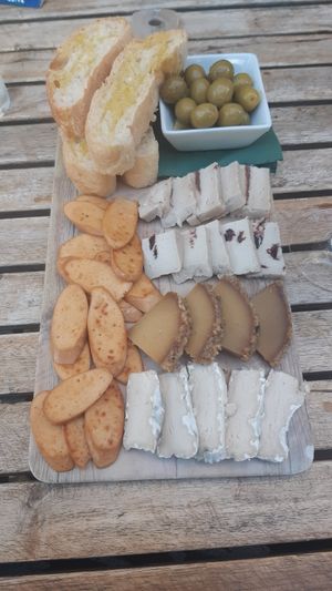 Vegan cheese board with sausage at Amarre 69 in Barcelona