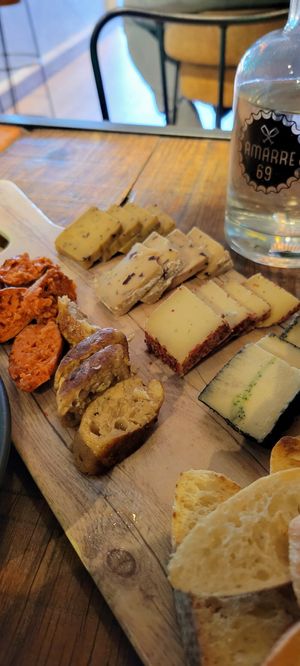 Vegan cheese platter with sausages at Amarre 69 in Barcelona