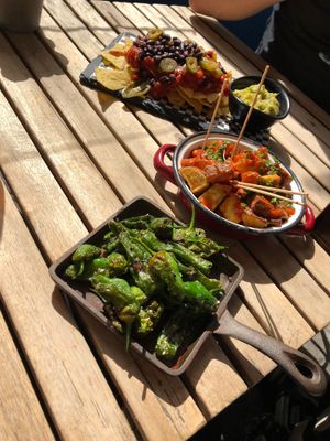 Peppers, bravas and nachos at Amarre 69 in Barcelona