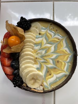 Mango bowl at Rainbowls in Amsterdam