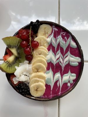 Berry bowl  at Rainbowls in Amsterdam