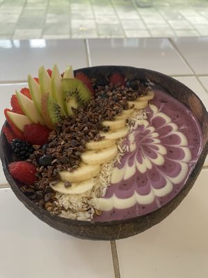 Violet bowl with cacao nibs added  at Rainbowls in Amsterdam