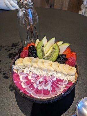 Pink bowl at Rainbowls in Amsterdam