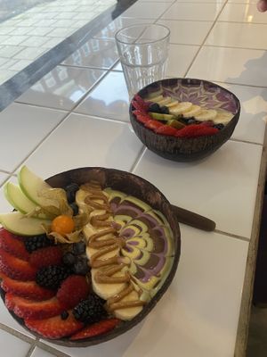 Açaí and violet bowl  at Rainbowls in Amsterdam