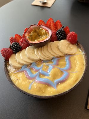 Yellow bowl   at Rainbowls in Amsterdam