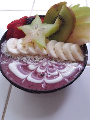 Violet bowl at Rainbowls in Amsterdam