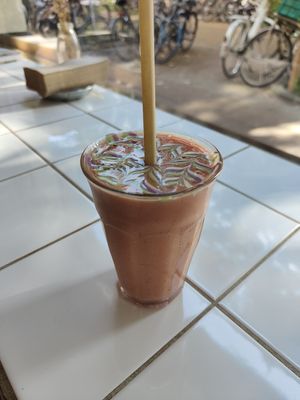 Banana and strawberry 🍓 smoothie at Rainbowls in Amsterdam