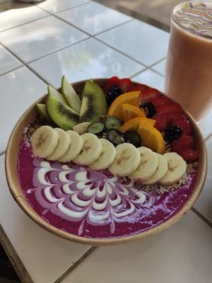 Pink rainbowl at Rainbowls in Amsterdam