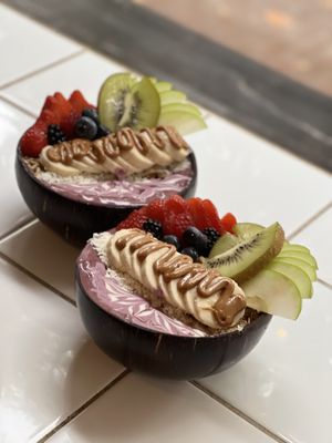 Violet Rainbowls (Strawberry, blueberry, banana, peanut butter, vanilla, salt, almond milk including granola, coconut flakes, and fruit toppings)  at Rainbowls in Amsterdam
