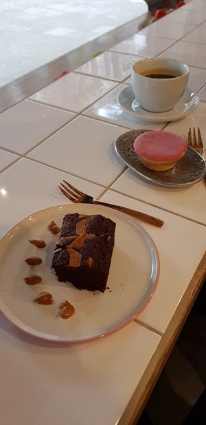 browie, coffee, muffin, chocolate (14€) at Rainbowls in Amsterdam