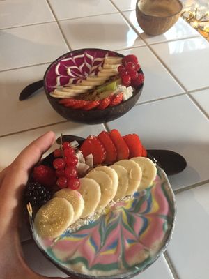 Pink bowl and rainbow bowl at Rainbowls in Amsterdam