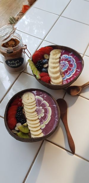 Violet and pink bowl at Rainbowls in Amsterdam
