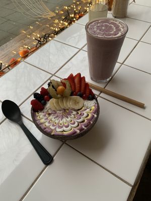 Violet Bowl and a Smoothie! at Rainbowls in Amsterdam