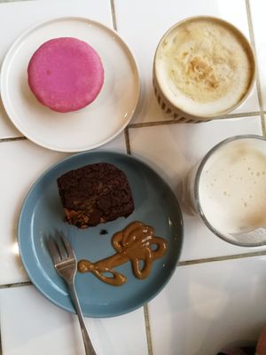 brownie and other sweets at Rainbowls in Amsterdam