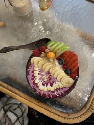 Pink bowl  at Rainbowls in Amsterdam