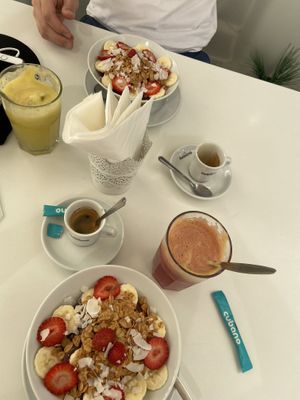 Juices and breakfast Bowl   at Vida Leve in Faro