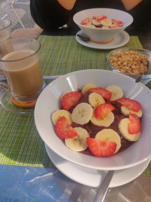 Açaí bowl with strawberries and banana and oat latte at Vida Leve in Faro