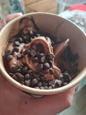 Crea tu propio helado (nutella + chispas de chocolate) at NiceCream in Santiago