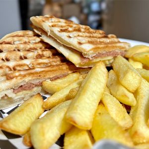 Waffle relleno de jamón ahumado y queso 100% vegan at NiceCream in Santiago