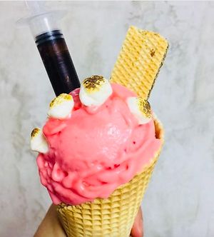 Strawberry ice cream with marshmallows and chocolate injection at NiceCream in Santiago