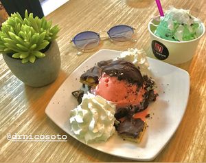 Strawberry and Mint ice cream  at NiceCream in Santiago