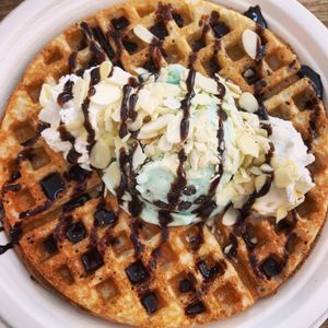 Waffle con helado  at NiceCream in Santiago