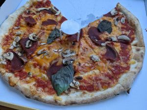 Ham pizza at Manso Pizzeria in Barcelona