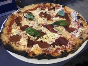 Smoked Ham pizza at Manso Pizzeria in Barcelona
